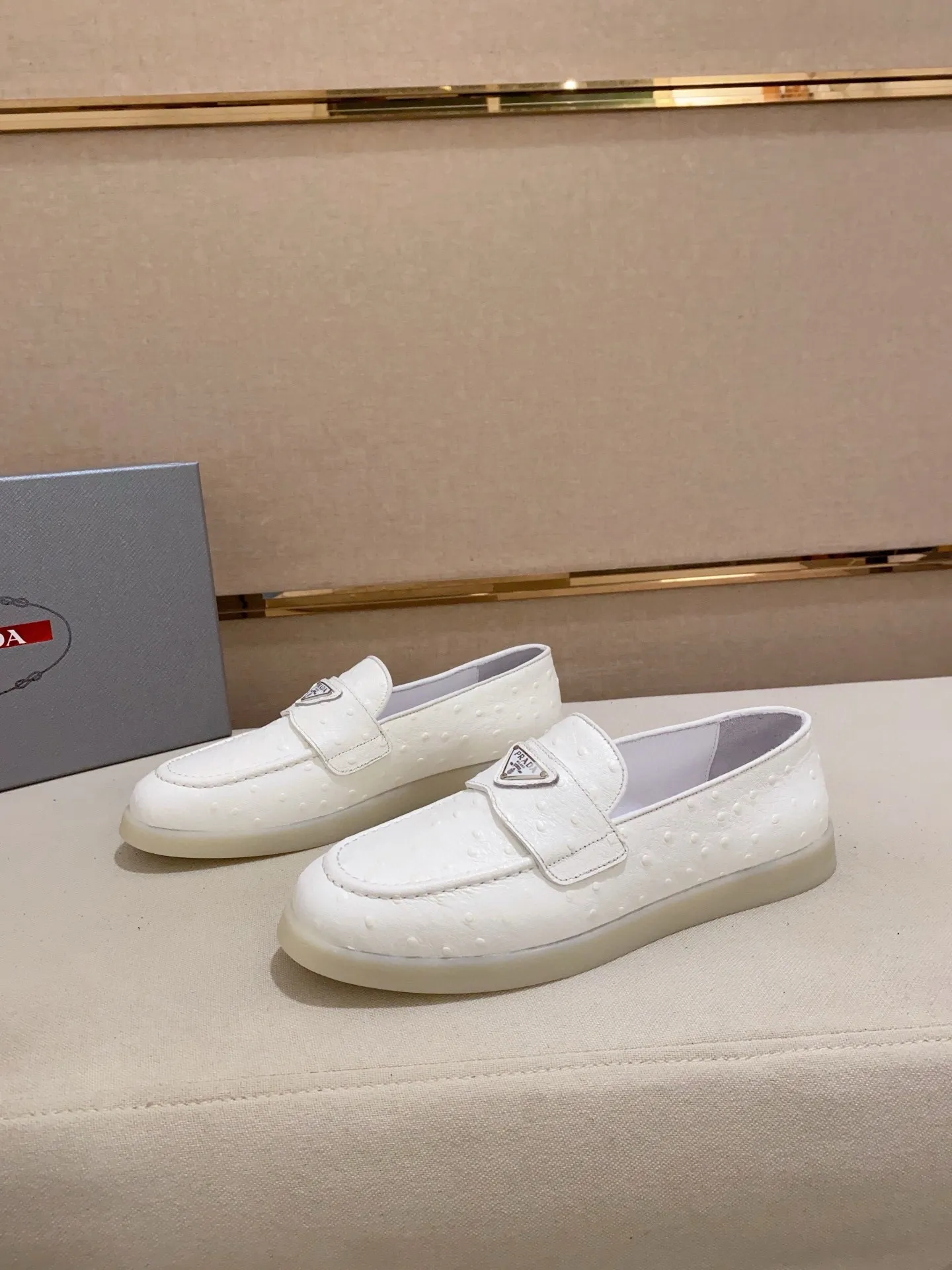 Men's shoes 💰 580💰 ✔️✔️✔️High-quality new PRADA counters are launched at the same time. The new men's shoes and 😘fabrics are selected from high-silk bald cowhide and are made by pure handicrafts. Lining: Full cowhide lining. 👍🏿 High-end ☄️ air-cushion molded anti-slip rubber outsole, exquisite lines, simple and elegant, comfortable and high-end for leisure travel. Code number: 38 to 44 (45 can be customized)